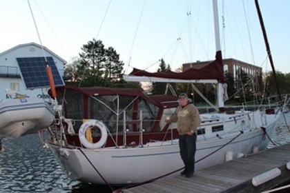 CMP 140 Watt Pole Mounted marine Solar Panel Installation on sailboat